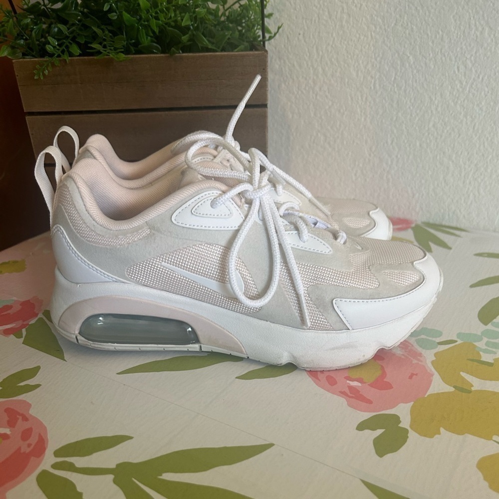 Nike Womens Air Max 200 Size 7
- Light Soft Pink / White